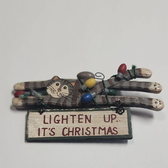 Festive Cat Christmas Brooch Pin with Lights Lighten Up Its Christmas - Picture 1 of 5